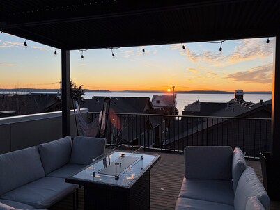 World Cup HQ, Rooftop Sound Views, Alki Beach Luxury, Fire Pit, BBQ, EV