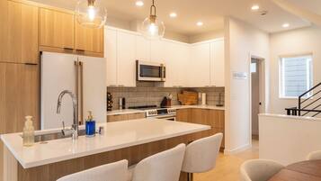 Køleskab, mikrobølgeovn, ovn, kogeplade