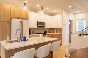 Køleskab, mikrobølgeovn, ovn, kogeplade