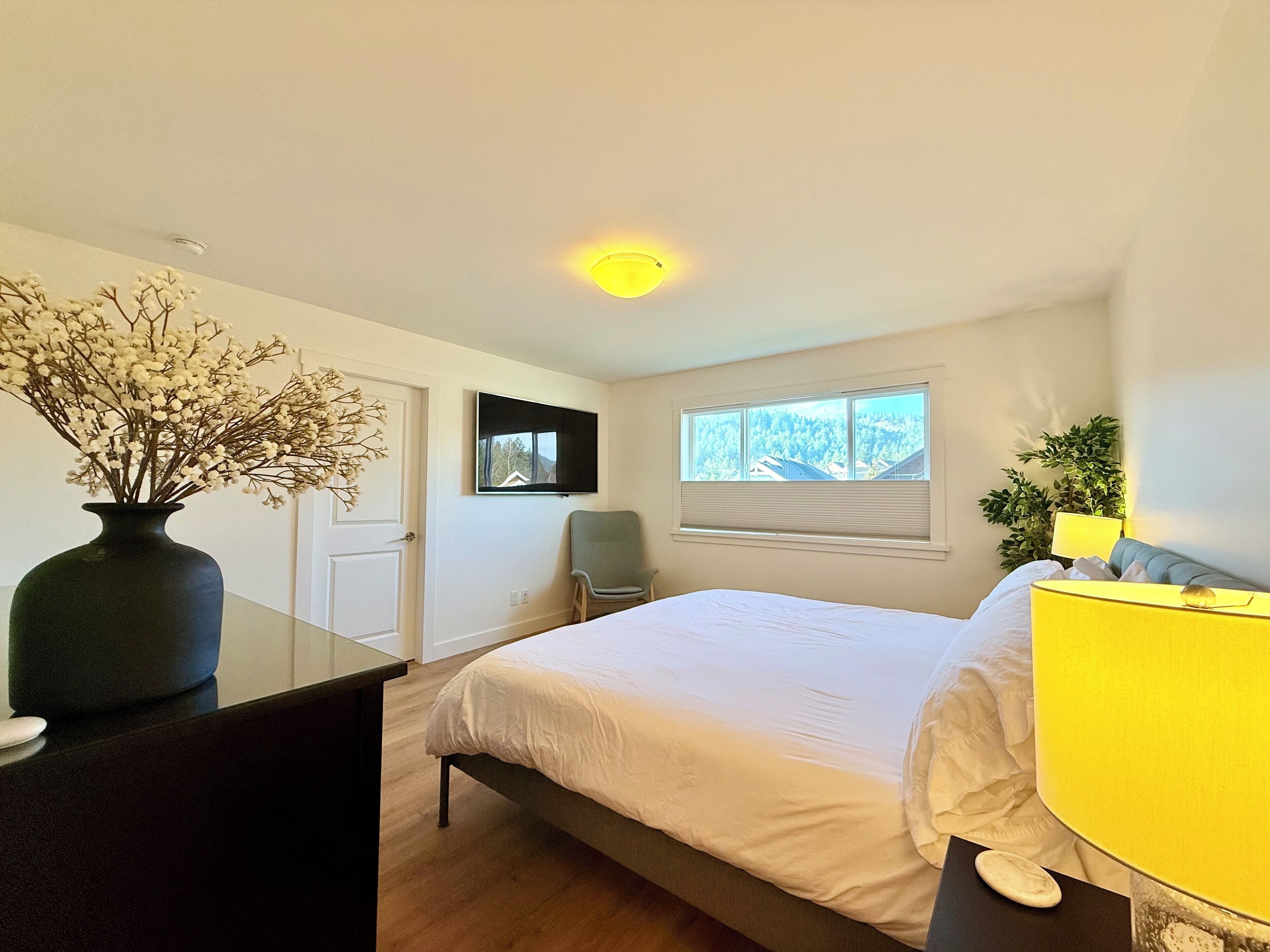 Master: King Bed w/ Cotton Linens, Ensuite, Walk-in Closet, Lounge & 65" TV