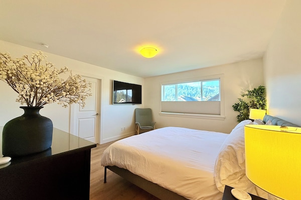 Master: King Bed w/ Cotton Linens, Ensuite, Walk-in Closet, Lounge & 65" TV