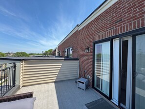 Terrace/patio - Beautiful NEW 4-Bedroom Townhome with parking near Metro (Washington)