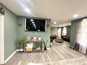 Smart TV, fireplace - Farmhouse Stay w/Deck, Pond, Cows & Country Views (Otego)