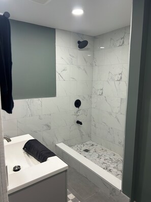 Douche, sèche-cheveux, serviettes fournies, savon