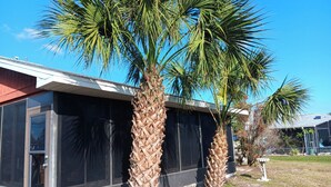 Een gebouw met grote ramen en een overdekt terras.