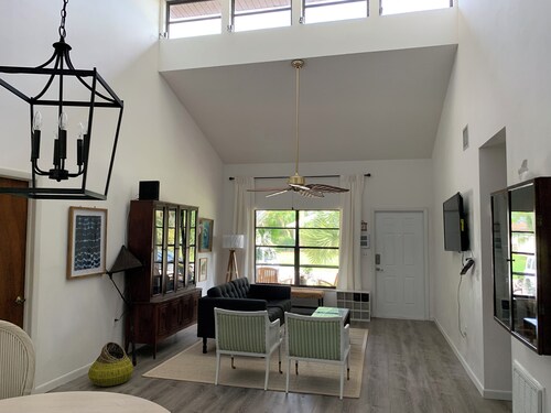 Perfect Bungalow by the Beach.  Quiet Rotunda neighborhood. Pet friendly. Fenced