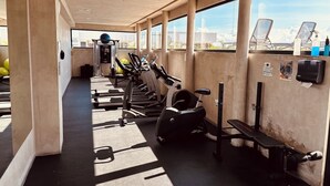 Ett gym med löpband, crosstrainers och en roddmaskin.