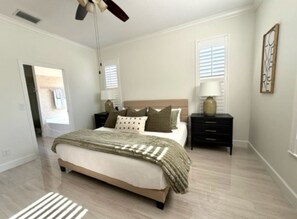 3 habitaciones, escritorio y tabla de planchar con plancha 