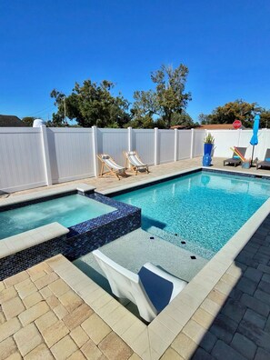 Alberca al aire libre y alberca climatizada