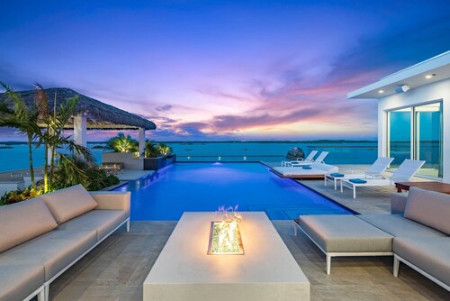 TC Villas -Ocean Breeze -Luxury Waterfront w. Heated Pool, Gym, Games Room