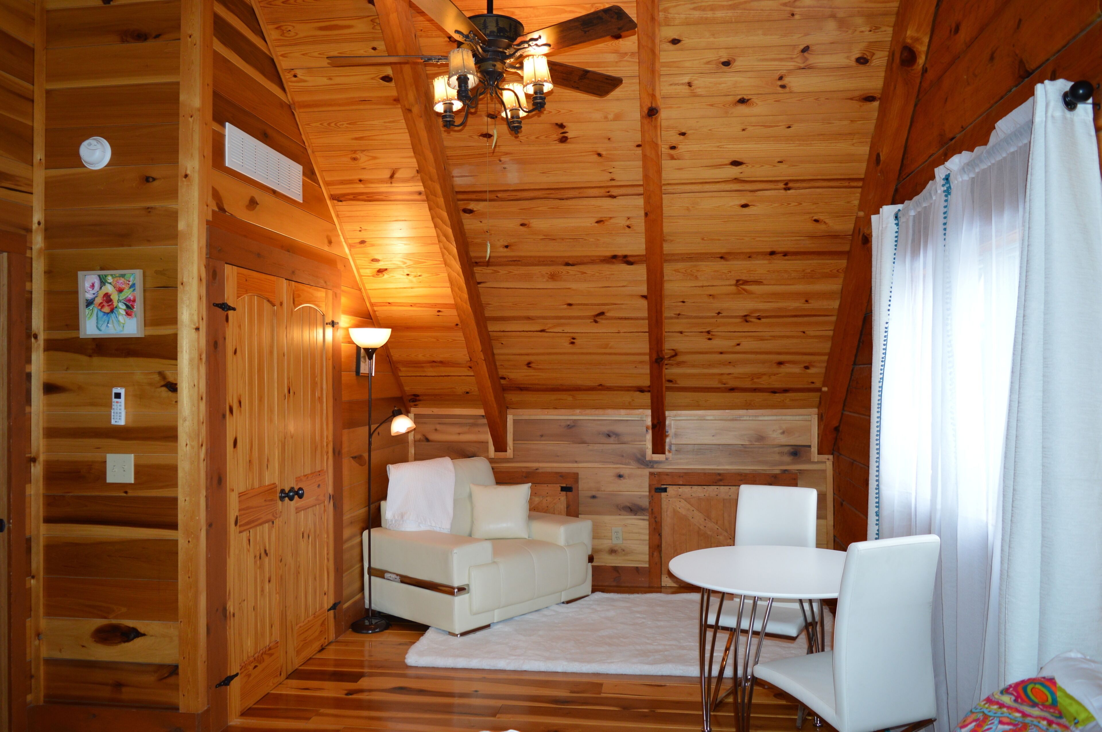 Most Charming Cabin Blended With Rustic Warmth & Modern Comfort In Williamstown - Kentucky