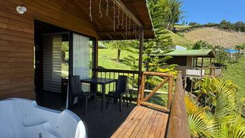 Comfort Cabin, Balcony, Lake View | Private spa tub