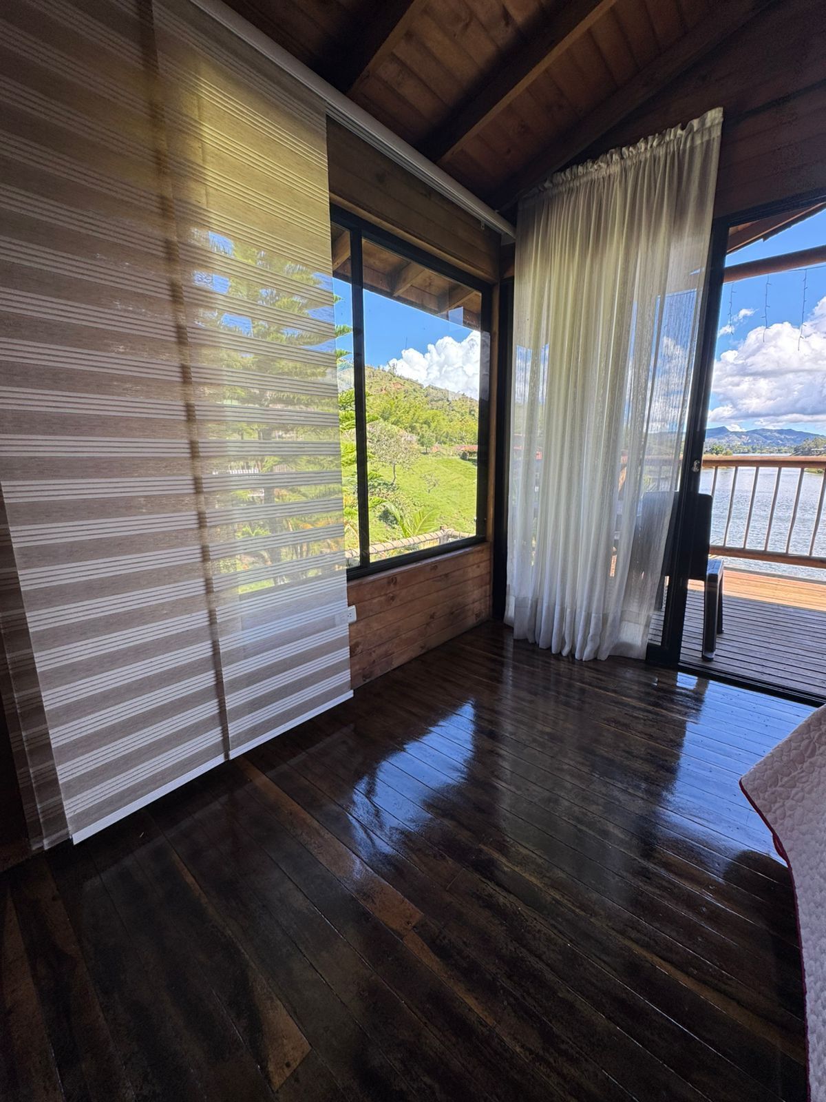 Deluxe huisje, balkon, gedeeltelijk uitzicht op meer | Gratis wifi, beddengoed