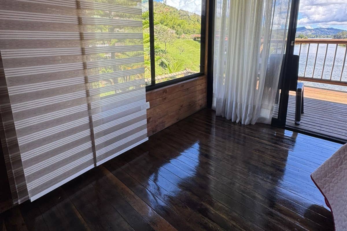 Deluxe huisje, balkon, gedeeltelijk uitzicht op meer | Gratis wifi, beddengoed