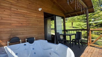 Comfort-mökki, parveke, järvinäköala | Yksityinen kuumavesiallas