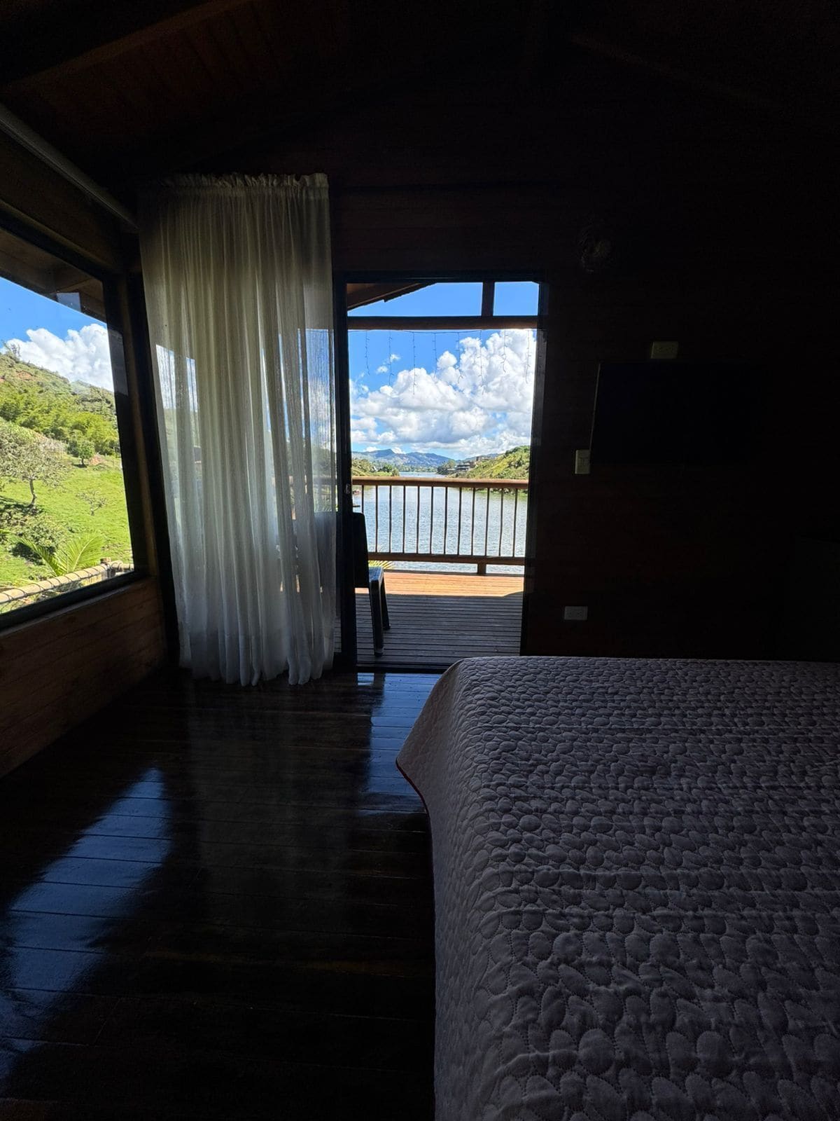 Cabane Deluxe, balcon, vue partielle sur le lac