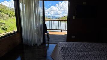 Cabane Deluxe, balcon, vue partielle sur le lac