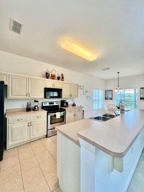 Fridge, microwave, dishwasher, cookware/dishes/utensils - 1018 Wonderful House/ swimming pool and billiards (393266) (Davenport)