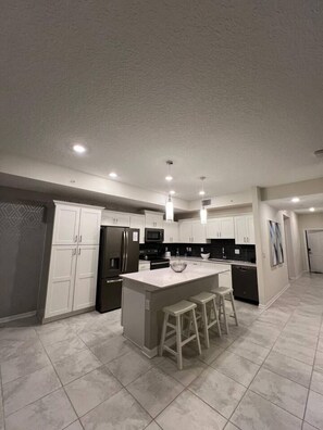 Fridge, microwave, oven, stovetop - 102 Pretty Apt/Storeylake/Disney (Kissimmee)