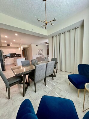Dining - 102 Pretty Apt/Storeylake/Disney (Kissimmee)