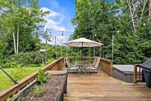 Outdoor dining - Stowe Cozy Getaway - Hot Tub, Mt views & min. to Village & Ski (Stowe)