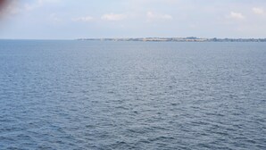 Ein Blick auf ein ruhiges Meer mit einer fernen Küstenlinie.