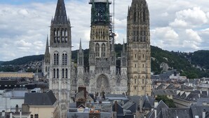 Ein historisches Domgebäude mit aufwendlicher gotischer Architektur, einem markanten Turm und einem großen Rosfenster.