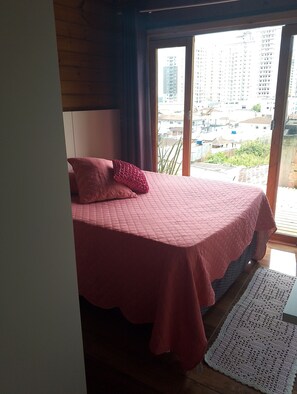 Free WiFi, bed sheets - Cozy house, quiet place, well located. (Itapema)