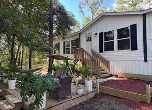 Terrace/patio - 3 BR Cozy Pine Tree Sanctuary in Downtown Alachua (Alachua)