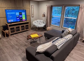 Living area - 3 BR Cozy Pine Tree Sanctuary in Downtown Alachua (Alachua)