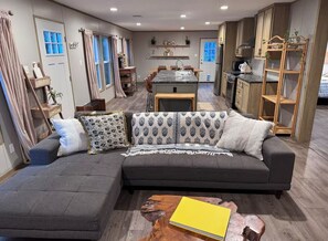 Living area - 3 BR Cozy Pine Tree Sanctuary in Downtown Alachua (Alachua)
