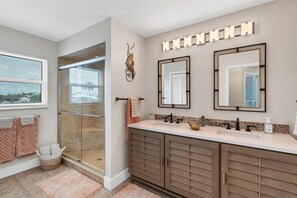 Shower, hair dryer, towels - Punta Gorda Isles Private Pool Vacation Home - Waterfront Canal Views (Punta Gorda)
