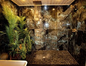 Shower, hair dryer, towels, soap - Smoky Mountain Cabin with Spectacular Mountain Views, Trail Access (Gatlinburg)