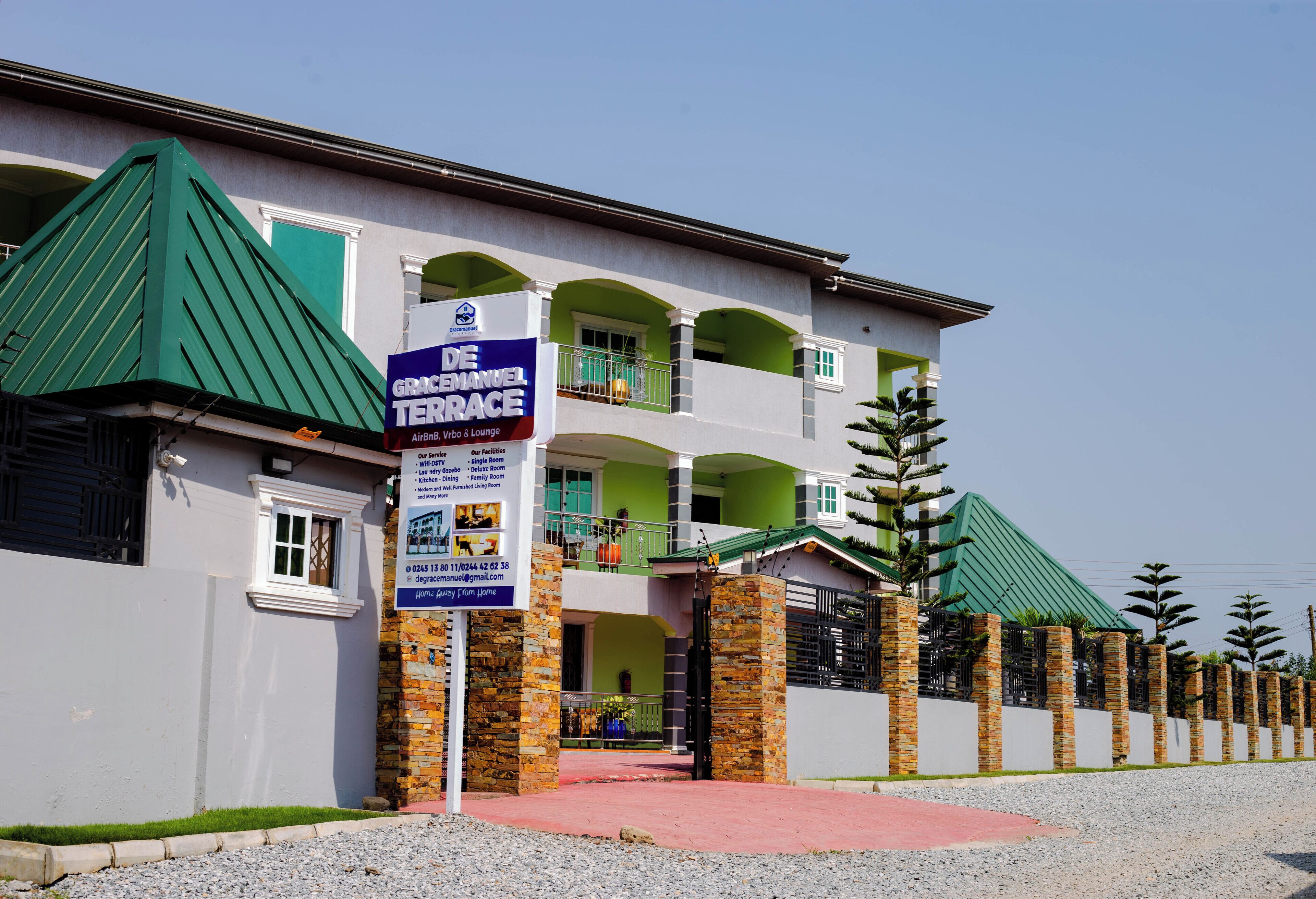 Vista frontal de la propiedad