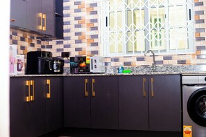 Tủ lạnh nhỏ, ấm điện, nồi cơm, dụng cụ nấu nướng/bát dĩa/dao nĩa 