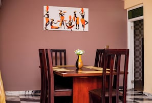 Apartment | Essbereich im Zimmer