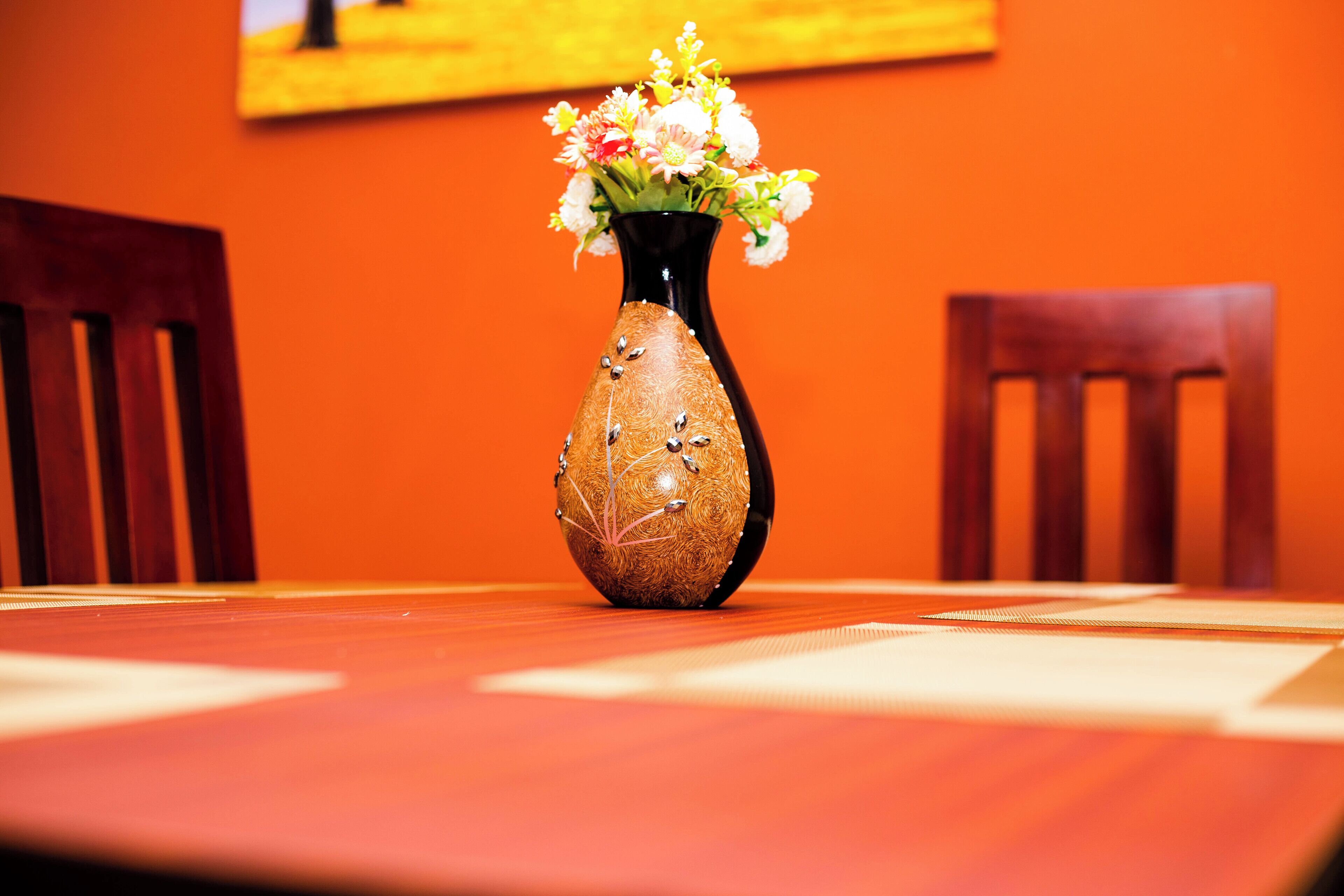 Una mesa de madera con un jarrón de flores.