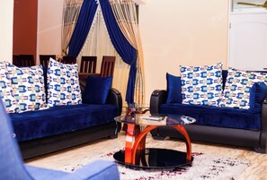 Căn hộ | Khu phòng khách | TV LED 50-inch có truyền hình kỹ thuật số 