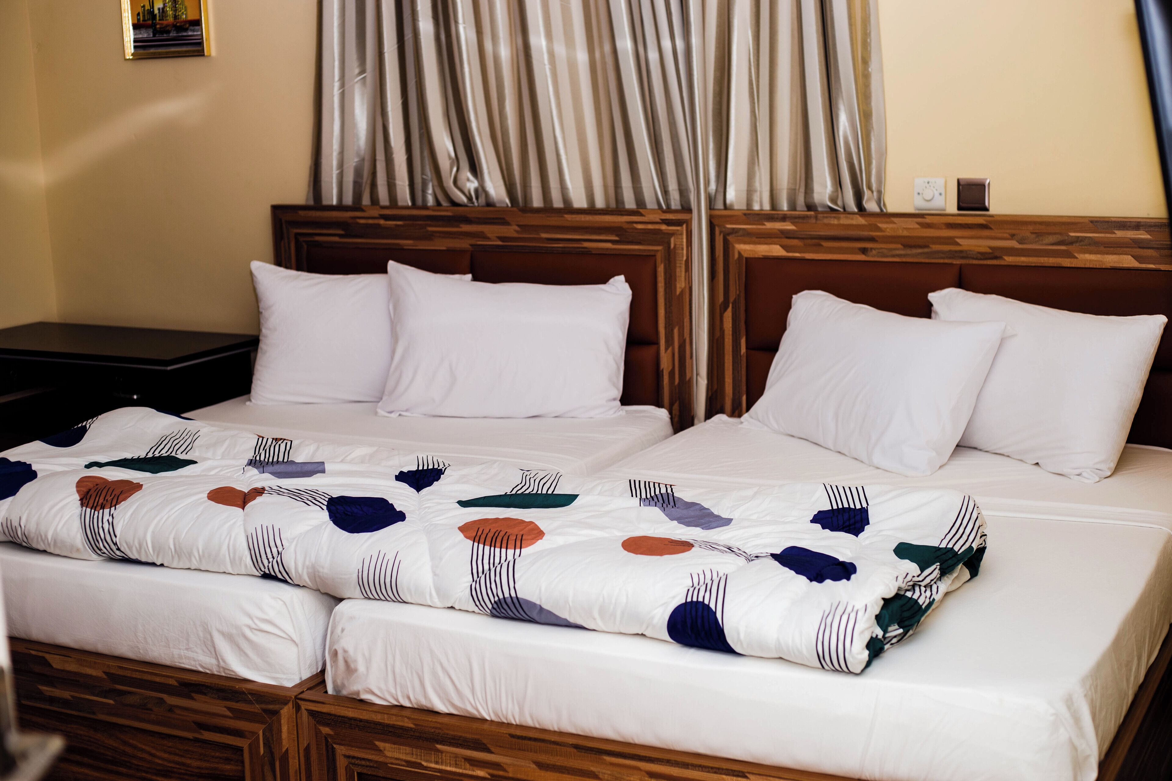 Een bureau, een laptopwerkplek, gratis wifi, beddengoed