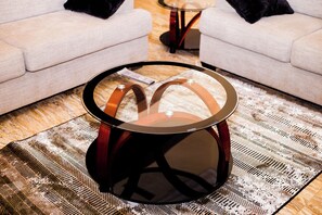 Căn hộ | Khu phòng khách | TV LED 50-inch có truyền hình kỹ thuật số 