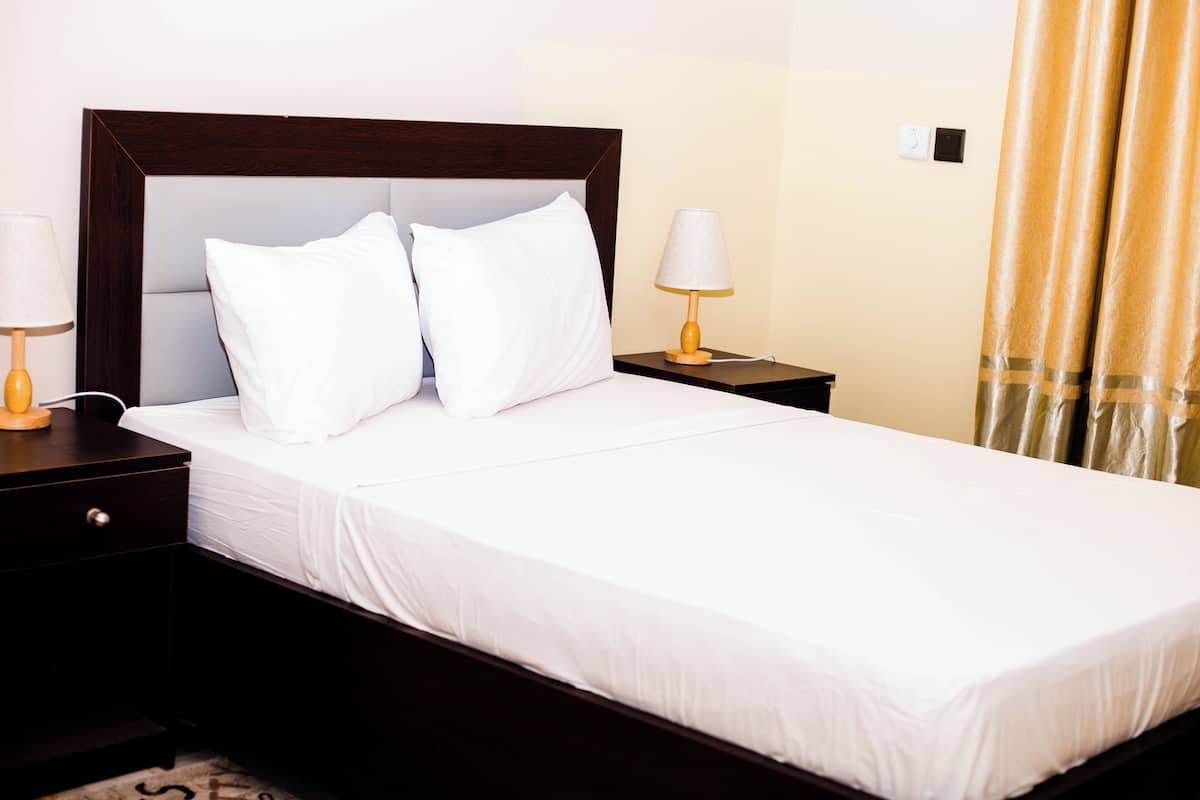 Een bureau, een laptopwerkplek, gratis wifi, beddengoed