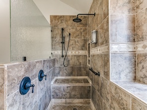 Douche, sèche-cheveux, serviettes fournies
