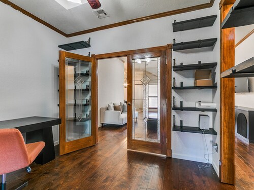 Modern Retreat: 4 King Beds & Office