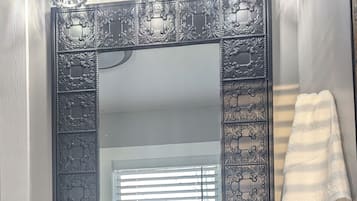 Suihku, hiustenkuivaaja, pyyhkeet, saippua