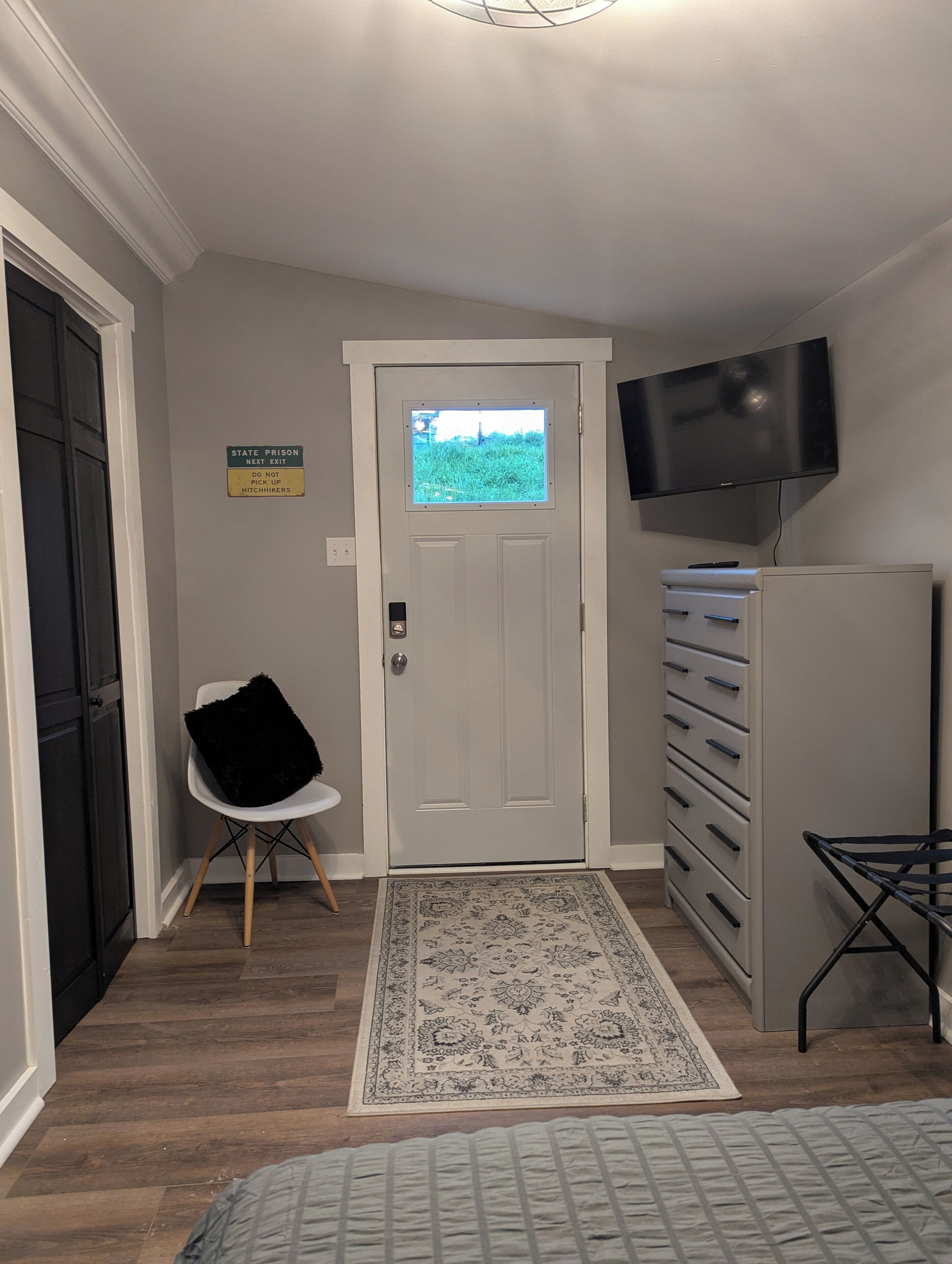 Een strijkplank/strijkijzer, wifi, beddengoed