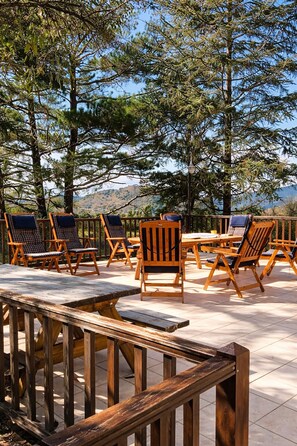 Outdoor dining - Forest Park Villa (Prodromos)