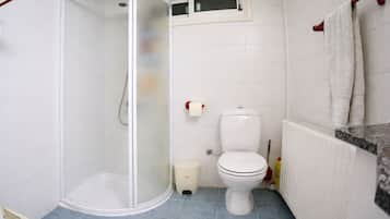 Douche, serviettes fournies, savon, papier toilette