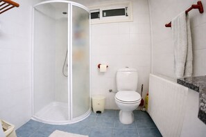 Douche, serviettes fournies, savon, papier toilette