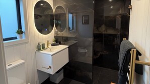 Dusj, toalettartikler (inkludert), hårføner og håndklær