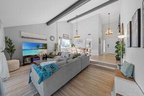 Smart TV, video games, books, music library - Hot Tub, King Bed, Garage, Grand View, 3Beds/2.5Bth (San Diego)